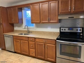 15 Washburn Pl in Caldwell, NJ - Building Photo - Building Photo