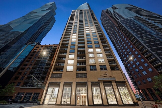 420 E Waterside Dr in Chicago, IL - Building Photo - Building Photo