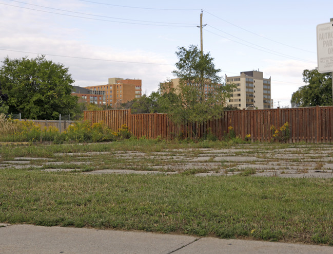 5 & 10 Towns in Mississauga, ON - Building Photo - Building Photo