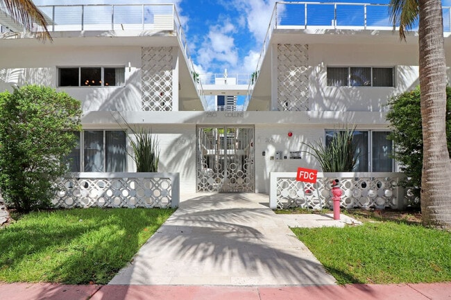 250 Collins Ave in Miami Beach, FL - Building Photo - Building Photo