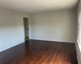112 Burhans Ave, Unit 2 Spacious Bedroom unit in Yonkers, NY - Building Photo - Building Photo
