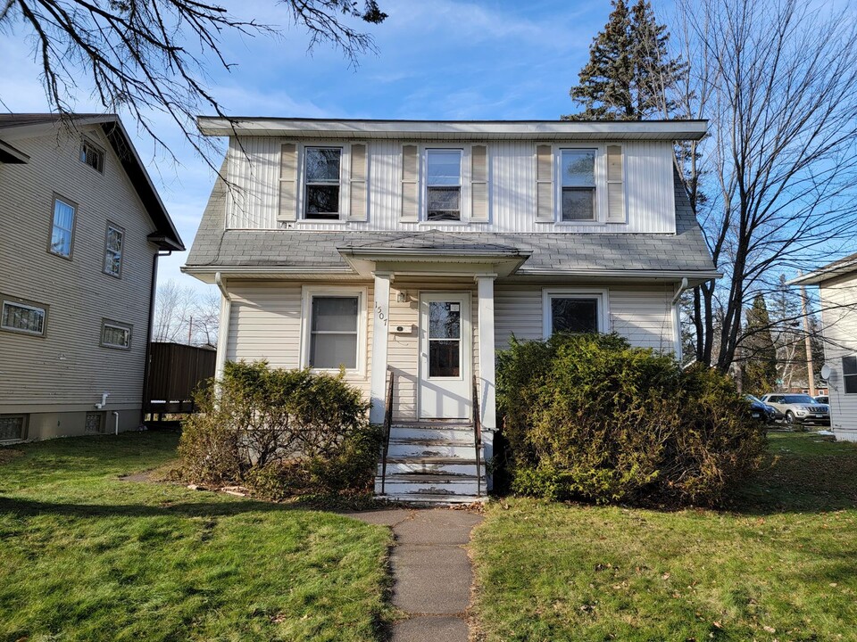 1507 Waverly Ave in Duluth, MN - Foto de edificio