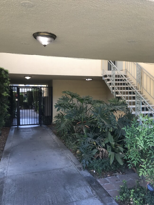 1148 W Huntington Dr, Unit Apt #12 in Arcadia, CA - Building Photo - Building Photo