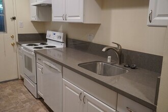 805 18th St-Unit -Apt B in Sacramento, CA - Building Photo - Building Photo