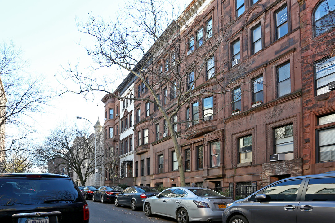 146 W 76th St in New York, NY - Building Photo