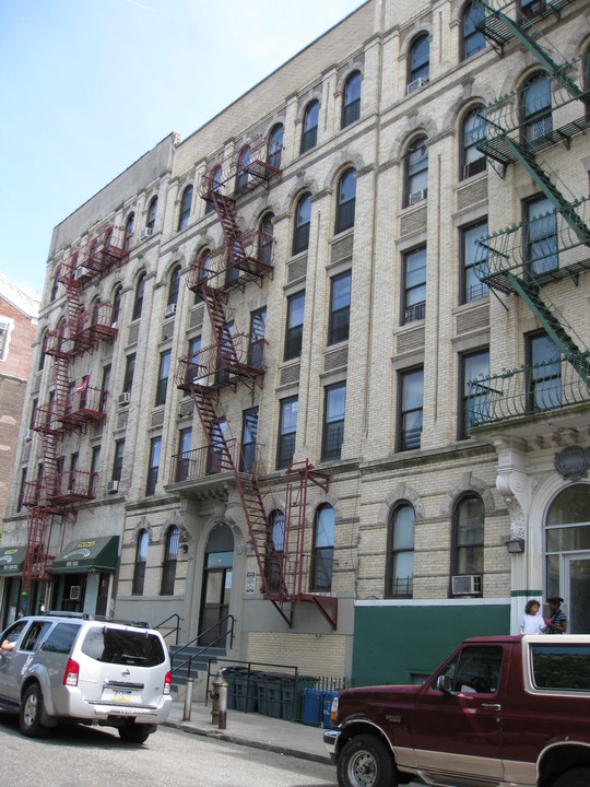 214 Scholes St in Brooklyn, NY - Building Photo