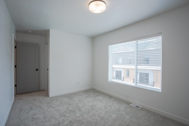 493 W 620 N, Unit 125 in Centerville, UT - Building Photo - Building Photo