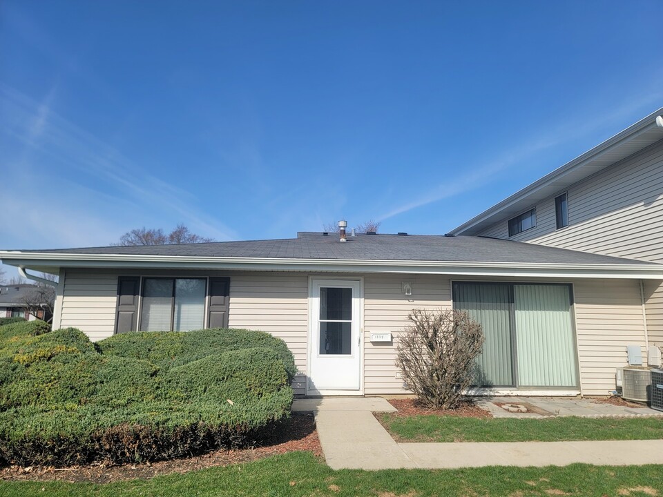 1335 Forestdale Ct in Schaumburg, IL - Building Photo