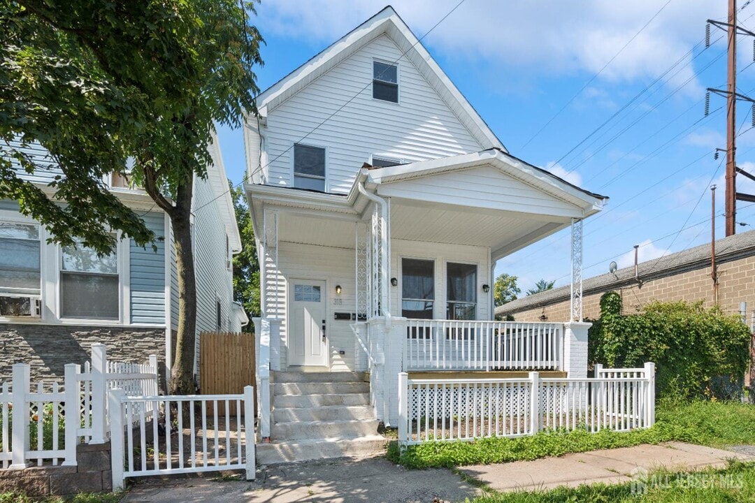 318 Seaman St in New Brunswick, NJ - Building Photo