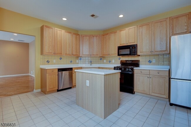 608 Kensington Ln in Livingston, NJ - Building Photo - Building Photo