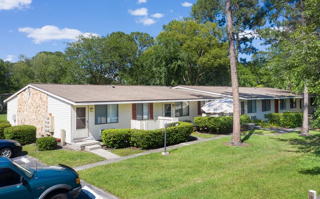 Summer Glen ~ Boutique Cottage Style Living Meets Hassle Free Leasing in Jacksonville, FL - Foto de edificio - Building Photo