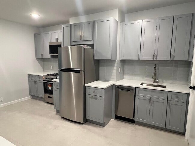 120 36th St, Unit #1 in Union City, NJ - Building Photo - Building Photo