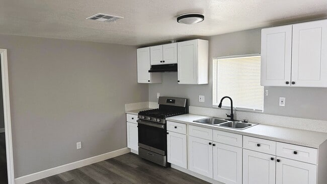 1318-1320 El Tejon Ave in Bakersfield, CA - Building Photo - Building Photo