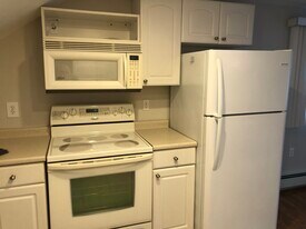 2 Carriage Ln, Unit 2nd Floor in Levittown, NY - Building Photo