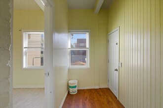 3107 N Bernard St, Unit 2 in Chicago, IL - Building Photo - Building Photo