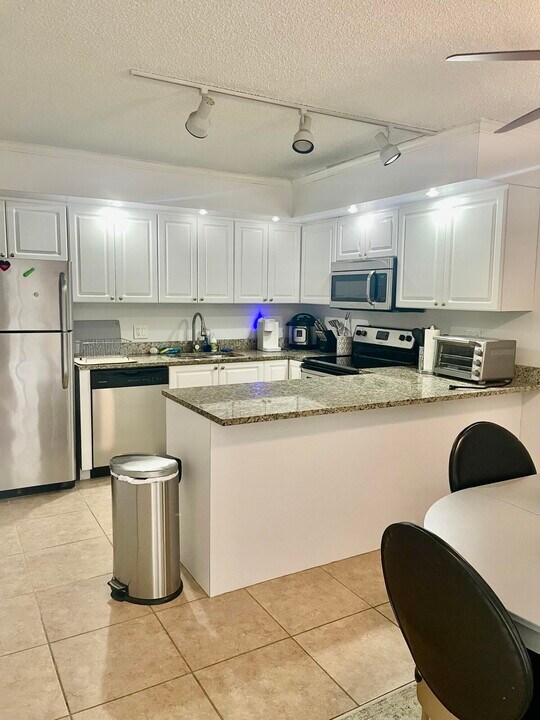 1605 16th Terrace in Palm Beach Gardens, FL - Foto de edificio