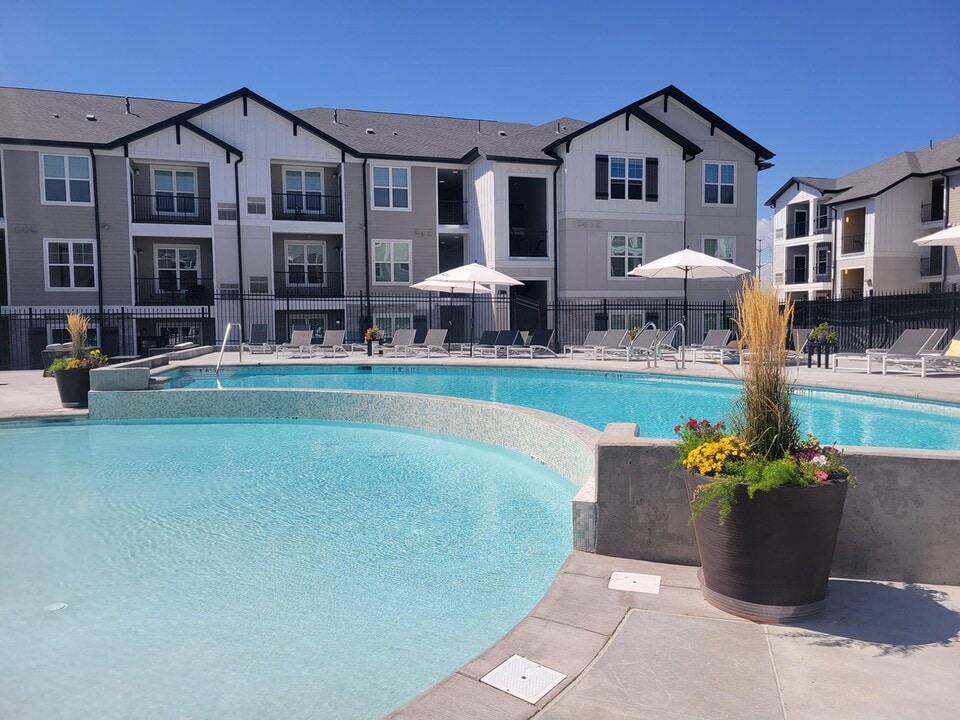 Lark on Woodmen in Colorado Springs, CO - Foto de edificio