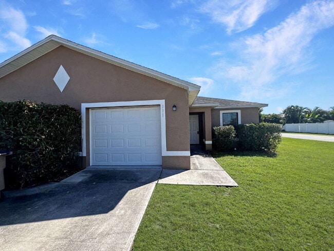 111 SE 2nd Ave in Cape Coral, FL - Building Photo - Building Photo