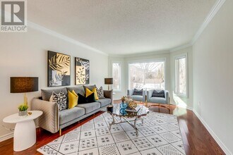 503 Blenheim Cres in Oakville, ON - Building Photo - Building Photo