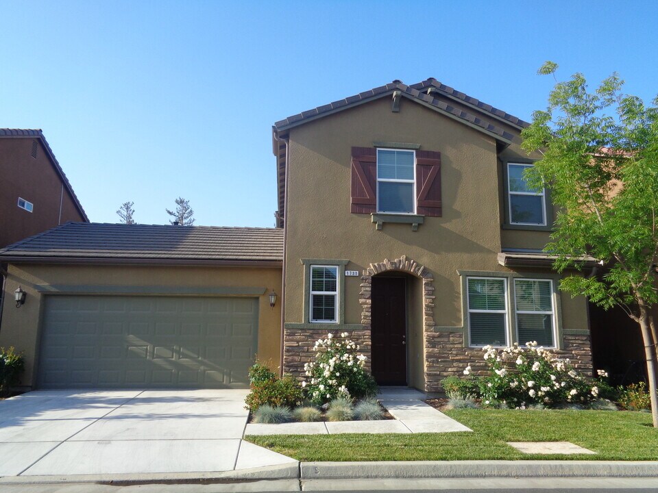 1731 W Van Gogh in Hanford, CA - Building Photo