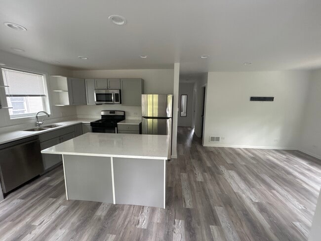 127 John St, Unit Apt 2 in Dekalb, IL - Foto de edificio - Building Photo