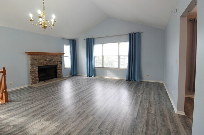 2434 Dickens Dr in Aurora, IL - Building Photo - Building Photo