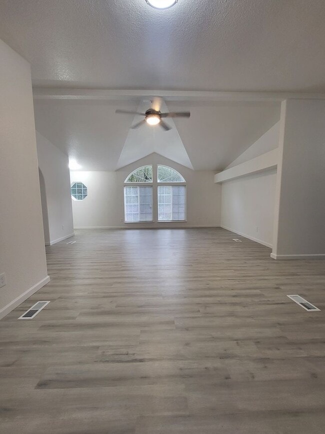 174 Bartlett Rd in Mossyrock, WA - Foto de edificio - Building Photo