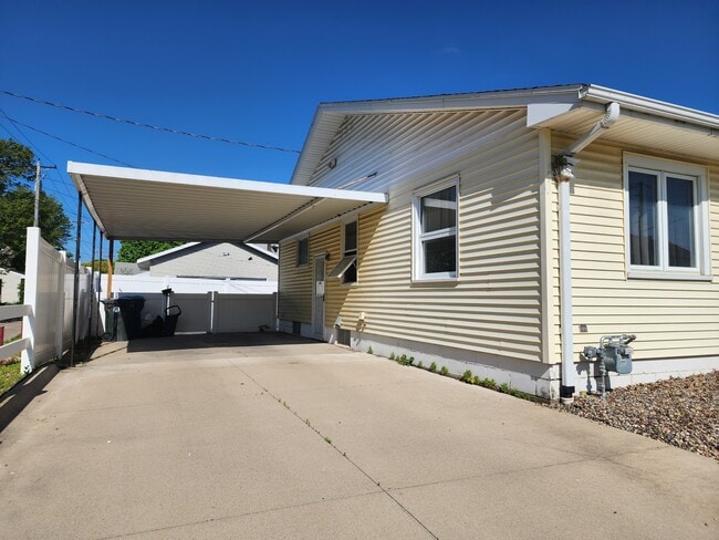 506 Kimball Ave in Waterloo, IA - Building Photo - Building Photo