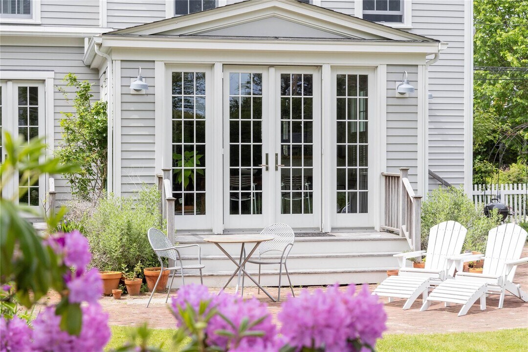 157 Central Ave in Greenport, NY - Building Photo