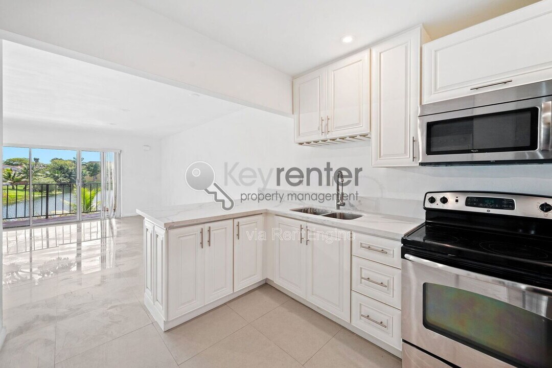 15685 SW 82nd Cir Ln in Miami, FL - Building Photo