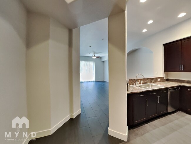 68 E Serene Ave, Unit 216 in Las Vegas, NV - Foto de edificio - Building Photo