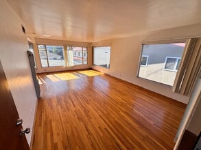 3728 Ingraham St in San Diego, CA - Foto de edificio - Building Photo