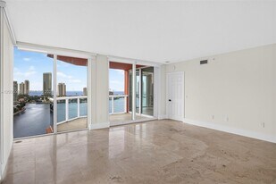 3370 Hidden Bay Dr in Aventura, FL - Building Photo