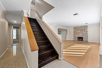 2 Dale Carnegie Ct in Lake Success, NY - Building Photo - Building Photo