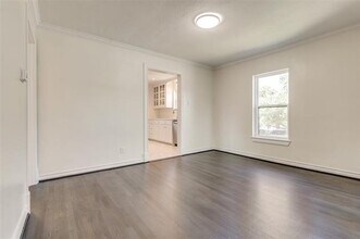 5042 W University Blvd in Dallas, TX - Building Photo - Building Photo