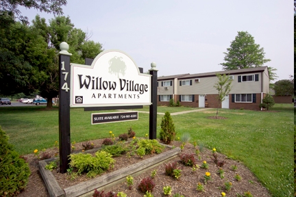 Willow Village in Sharon, PA - Foto de edificio