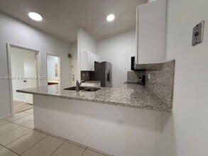 4850 NW 102nd Ave in Doral, FL - Foto de edificio - Building Photo