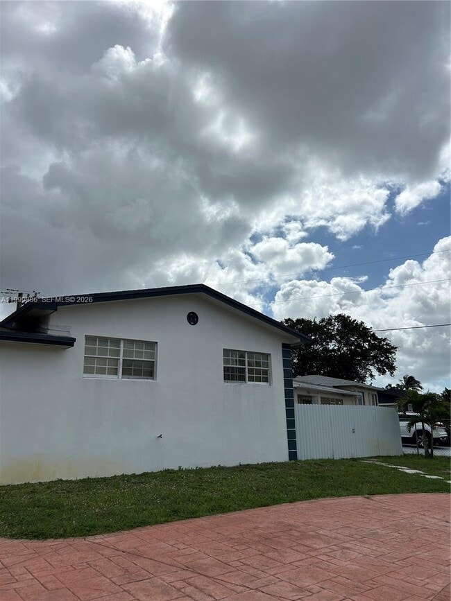 1081 NW 185th Dr in Miami, FL - Building Photo - Building Photo