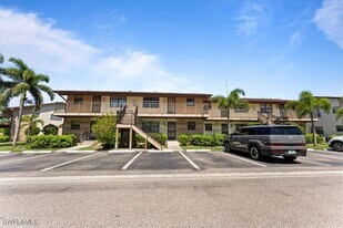 5273 Treetops Dr in Naples, FL - Building Photo