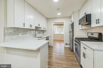 8309 McNeil St in Vienna, VA - Building Photo - Building Photo