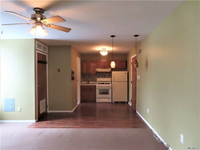 33 Deer Park Ave in Babylon, NY - Building Photo - Building Photo