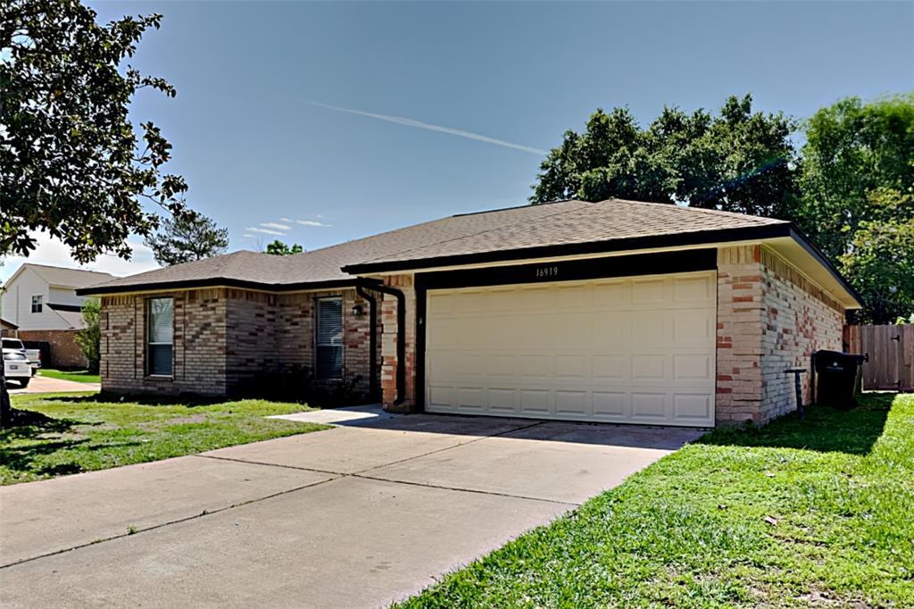 16919 Cairnloch St Photo