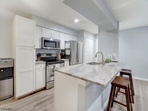 61 Eton Way in Franklin Township, NJ - Foto de edificio - Building Photo