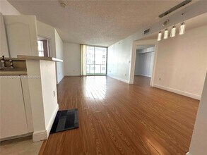 5077 NW 7th St, Unit 1408 in Miami, FL - Foto de edificio - Building Photo