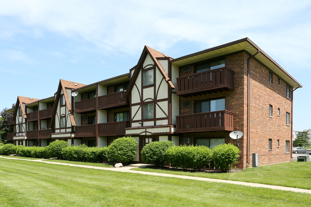 Westmont Village Apartments in Westmont, IL - Foto de edificio