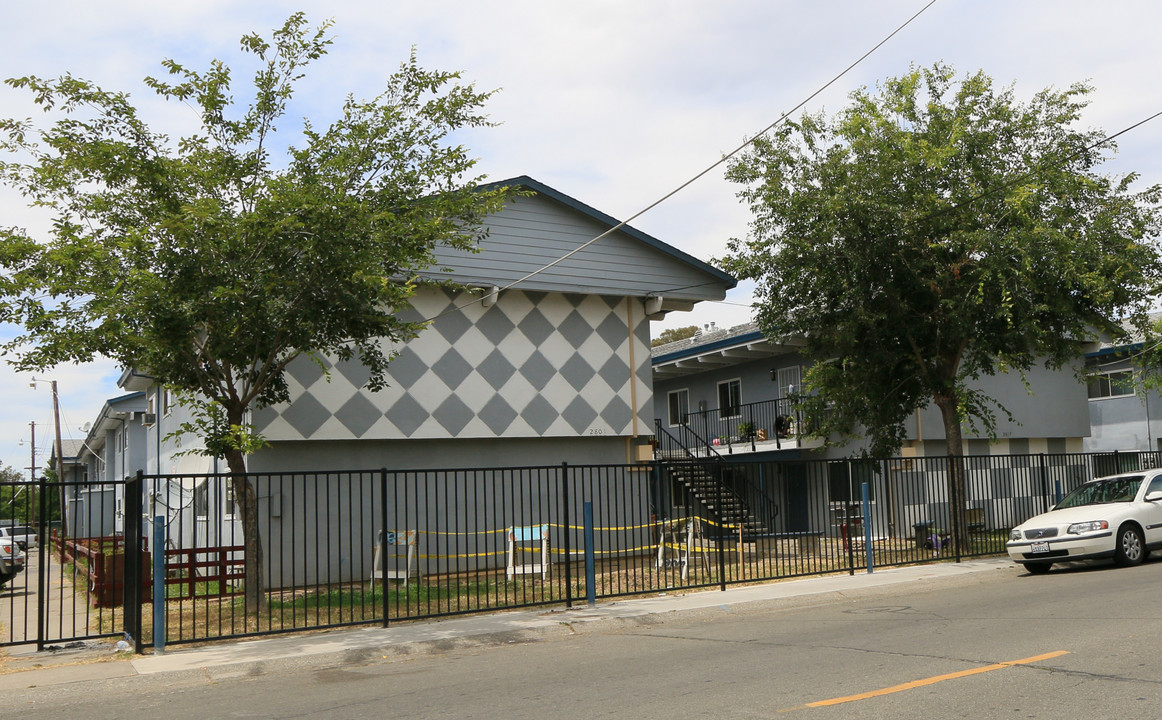 Johnston Park Apartments in Sacramento, CA - Building Photo