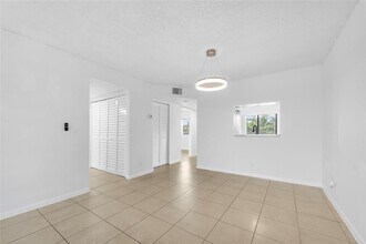 4101 Hiatus Rd in Sunrise, FL - Building Photo - Building Photo