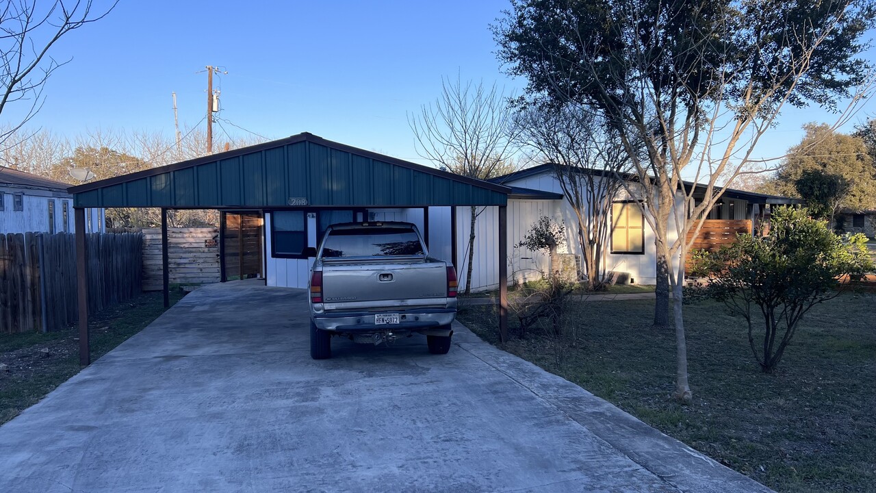 208 Hitching Post Dr, Unit 208 Hitching Post A in Kyle, TX - Building Photo