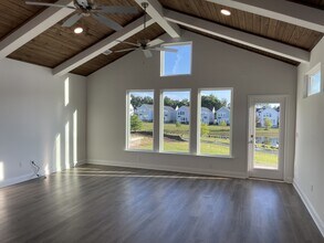 5658 Native Oak Dr in Tallahassee, FL - Foto de edificio - Building Photo