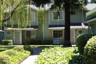 Pacific Heights Townhouse Apartments in Fairfield, CA - Foto de edificio - Building Photo